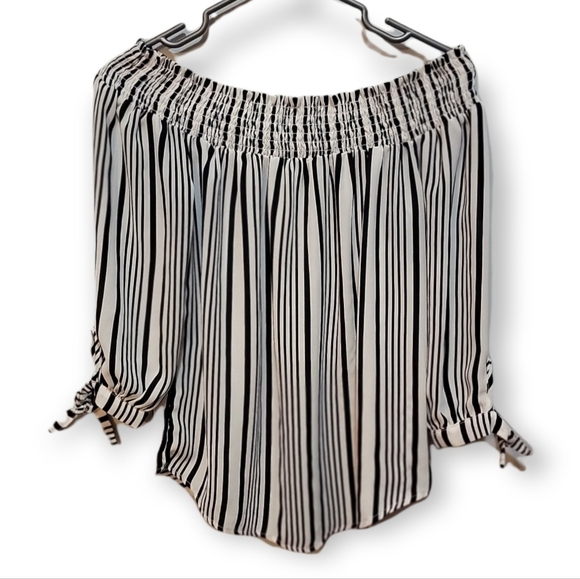 ❤️Streetwear Medium Stripe off shoulder Good condition - Picture 1 of 7